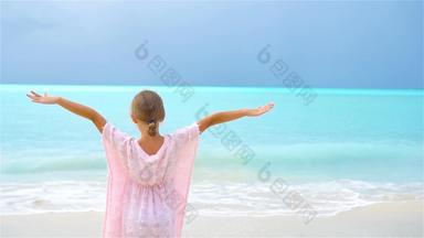 可爱的快乐女孩有趣的白色海滩慢<strong>运动视频</strong>